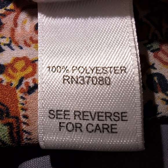 An Est. 1946 long sleeve v-neck paisley semi-sheer boho blouse in a size 22-24W. - Picture 4 of 5